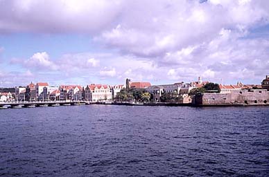 Husen i Willemstad var starkt pverkade av Holland.