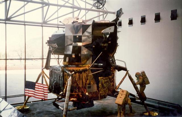 National Air and Space Museum, som det hette d. Arrangemanget frestller Neil Armstrongs och Buzz Aldrins frsta steg p mnen.